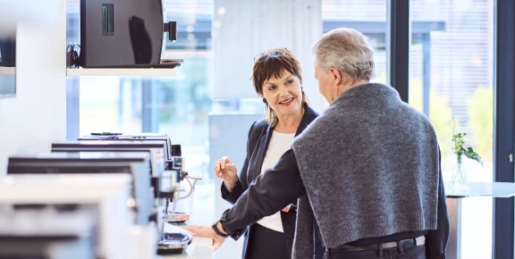 Kundengespräch im JURA Fachhandel zum aktuellen JURA Sortiment