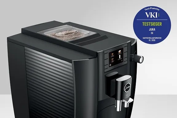 Draufsicht auf den schwarzen Jura E6 Kaffeevollautomaten mit Fokus auf den Bohnenbehälter und das VKI-Siegel.
