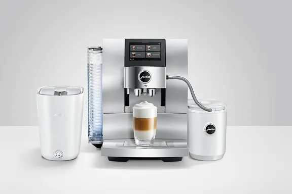 JURA Z10 Kaffeevollautomat in Aluminium White mit Cool Control für perfekt gekühlte Milch und Tassenwärmer