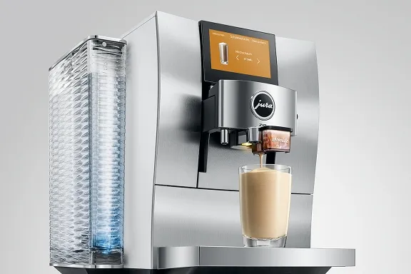 JURA Z10 Kaffeevollautomat in Aluminium White beherrscht cremigen Moccacino mit Schokosirup auf Fingertipp