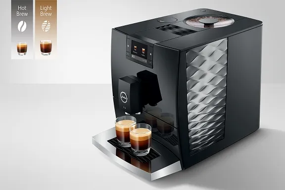 Schwarze Jura C9 Kaffeemaschine mit strukturierter Seitenwand, die gerade zwei Espressi in Gläser brüht.