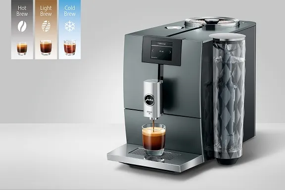 Kompakte, graue Jura ENA 5 Kaffeemaschine mit zylindrischem Wassertank im Diamant-Design und einem Espresso.