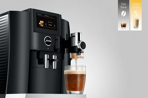 Schwarzer Jura S8 Kaffeevollautomat mit großem Touchscreen bei der Zubereitung eines Kaffee-Milchgetränks.